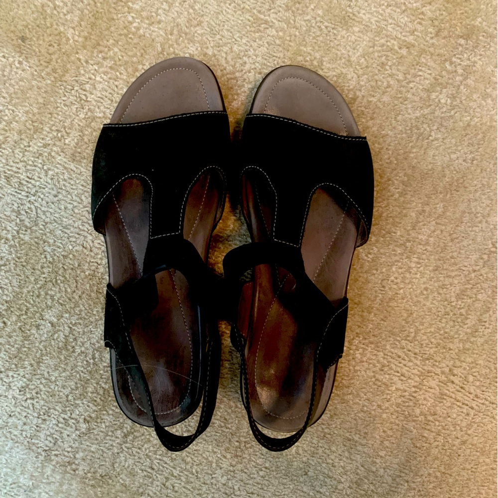 Mephisto sandal. GUC. Supportive walking show. Pet and smoke free home.